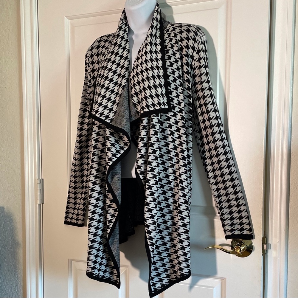 Black🖤 & 🤍White Houndstooth Cardigan - Picture 9 of 9